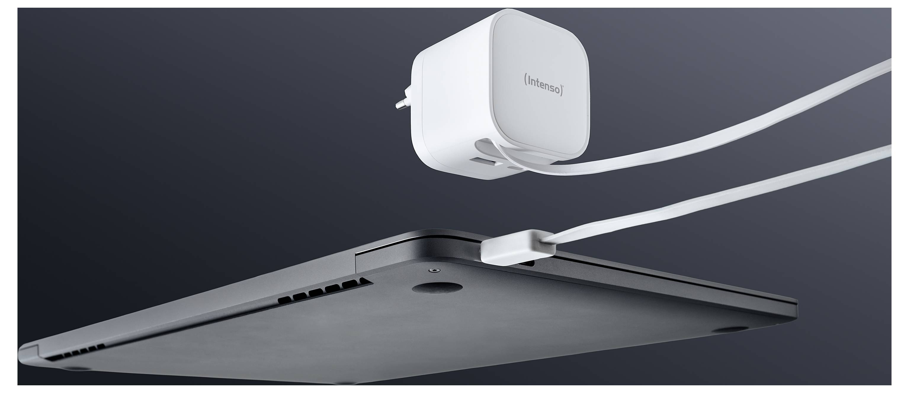 'Ordinateur portable connecté à un adaptateur secteur avec une petite ouverture frontale pour le refroidissement, présentant un design compact idéal pour une charge efficace.'