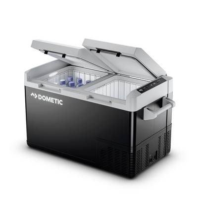 Un refroidisseur/congélateur électrique portable Dometic noir avec deux compartiments à couvercle ouvert et panneau de commande en haut à droite.