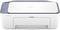 Une imprimante HP DeskJet blanche avec le couvercle supérieur fermé et le bac à papier avant ouvert, affichant les boutons de contrôle de base et le logo.