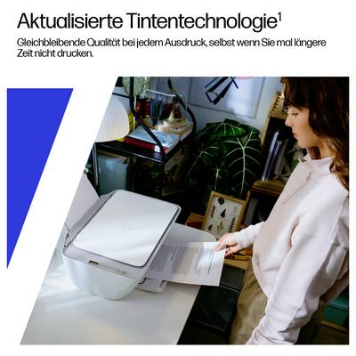 Une personne utilise une imprimante sur un bureau avec des plantes et des articles de bureau en arrière-plan. Texte en haut : « Technologie d'encre mise à jour ».