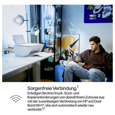 Un jeune homme est assis sur un canapé avec un smartphone. En arrière-plan, une imprimante sur un bureau. Texte : « Connexion sans souci ».