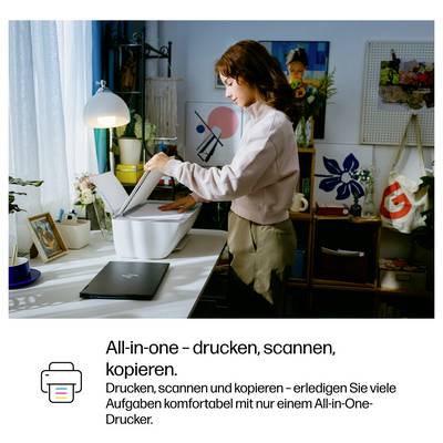 Une femme scanne un document avec une imprimante multifonction dans un confortable bureau à domicile avec des plantes et des décorations.