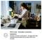Une femme scanne un document avec une imprimante multifonction dans un confortable bureau à domicile avec des plantes et des décorations.