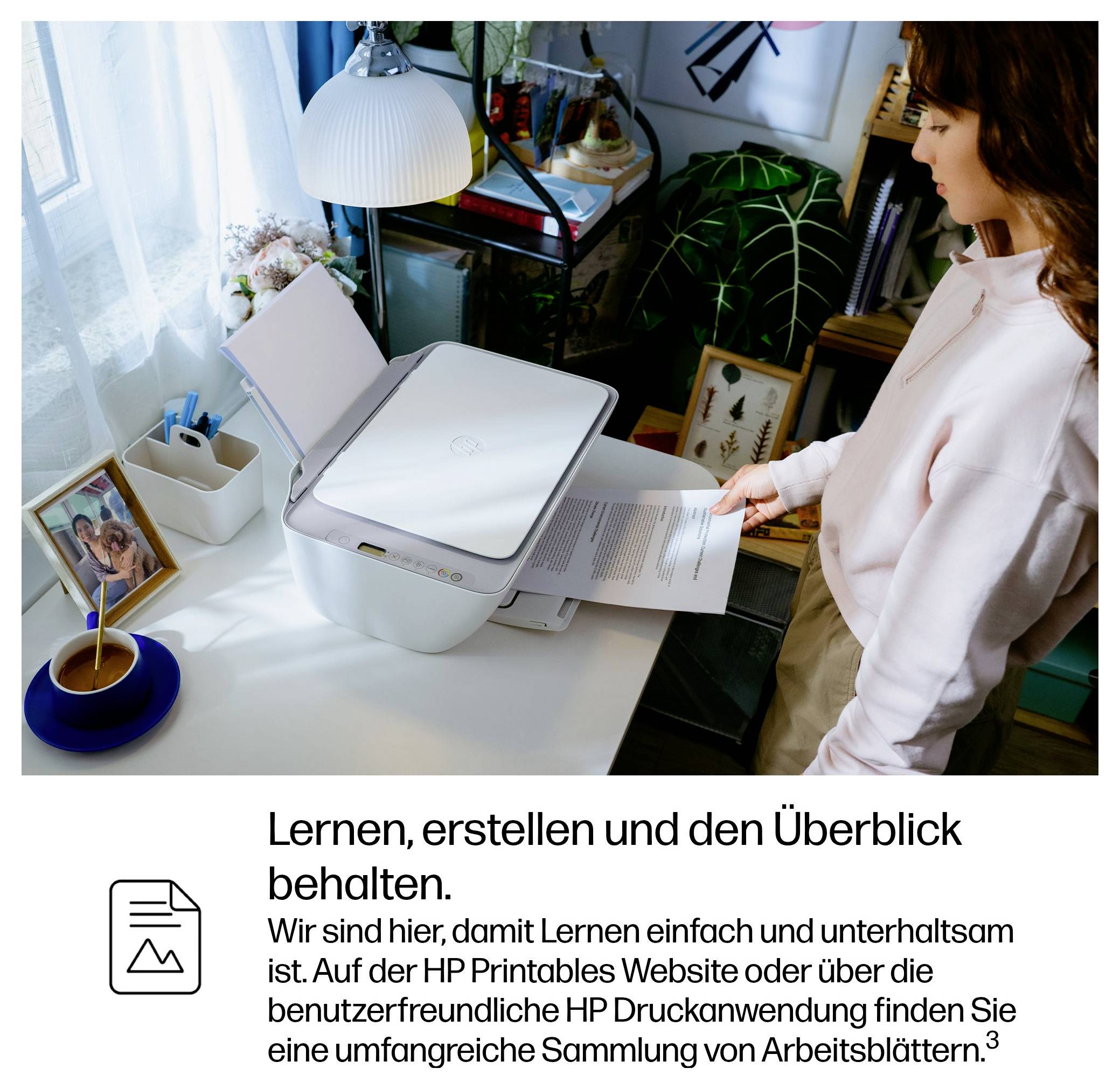 Femme à son bureau utilisant une imprimante. Le texte ci-dessous décrit l'application d'impression HP et renvoie à un site web pour des feuilles de travail.