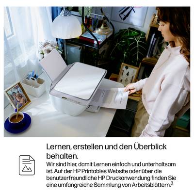 Femme à son bureau utilisant une imprimante. Le texte ci-dessous décrit l'application d'impression HP et renvoie à un site web pour des feuilles de travail.