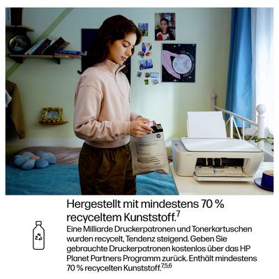 Une femme insère une cartouche d'imprimante dans l'imprimante, un bureau d'impression avec imprimante et lit en arrière-plan. Le texte promeut le recyclage des cartouches d'imprimante HP.