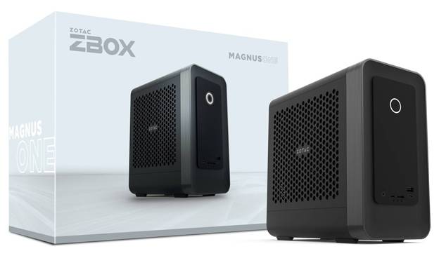 Un mini PC Zotac Zbox Magnus One compact se tient devant son emballage. Le design présente un boîtier noir élégant avec des trous de ventilation.