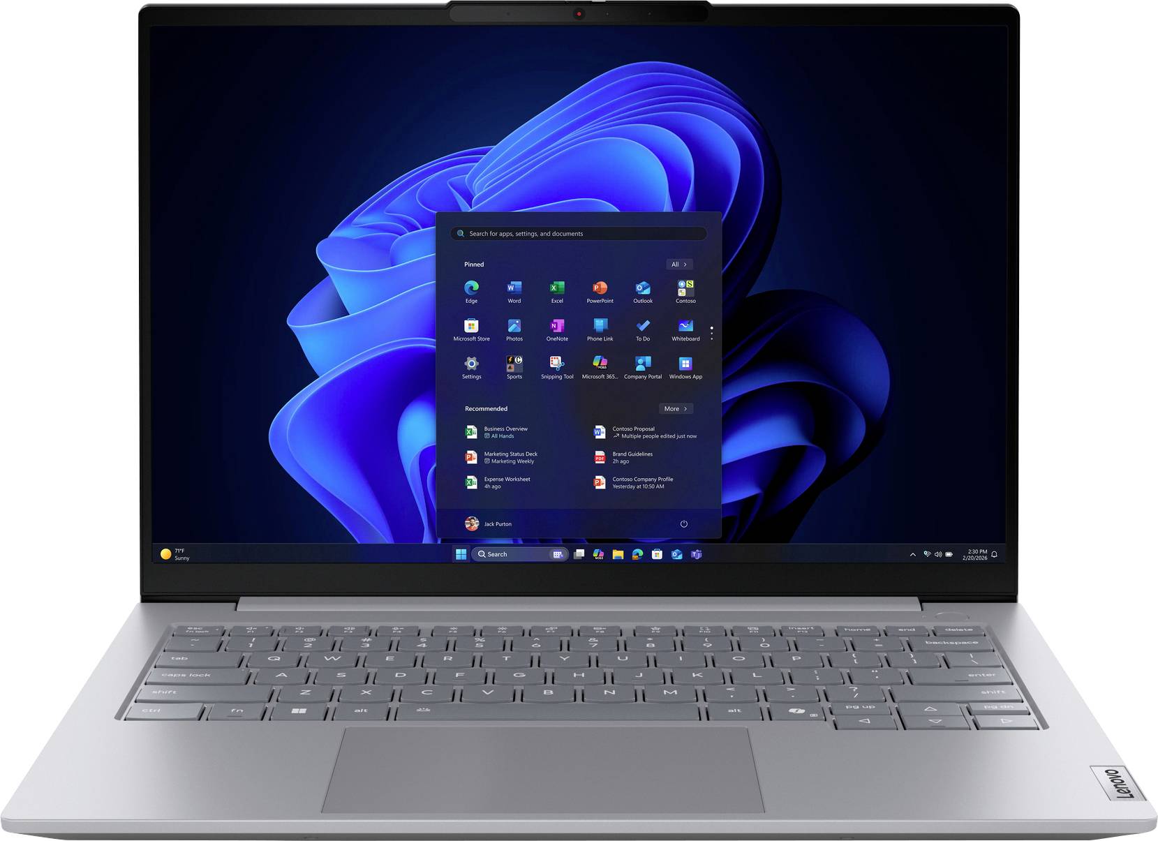 Ordinateur portable argenté affichant le bureau Windows 11 et le menu Démarrer à l'écran.