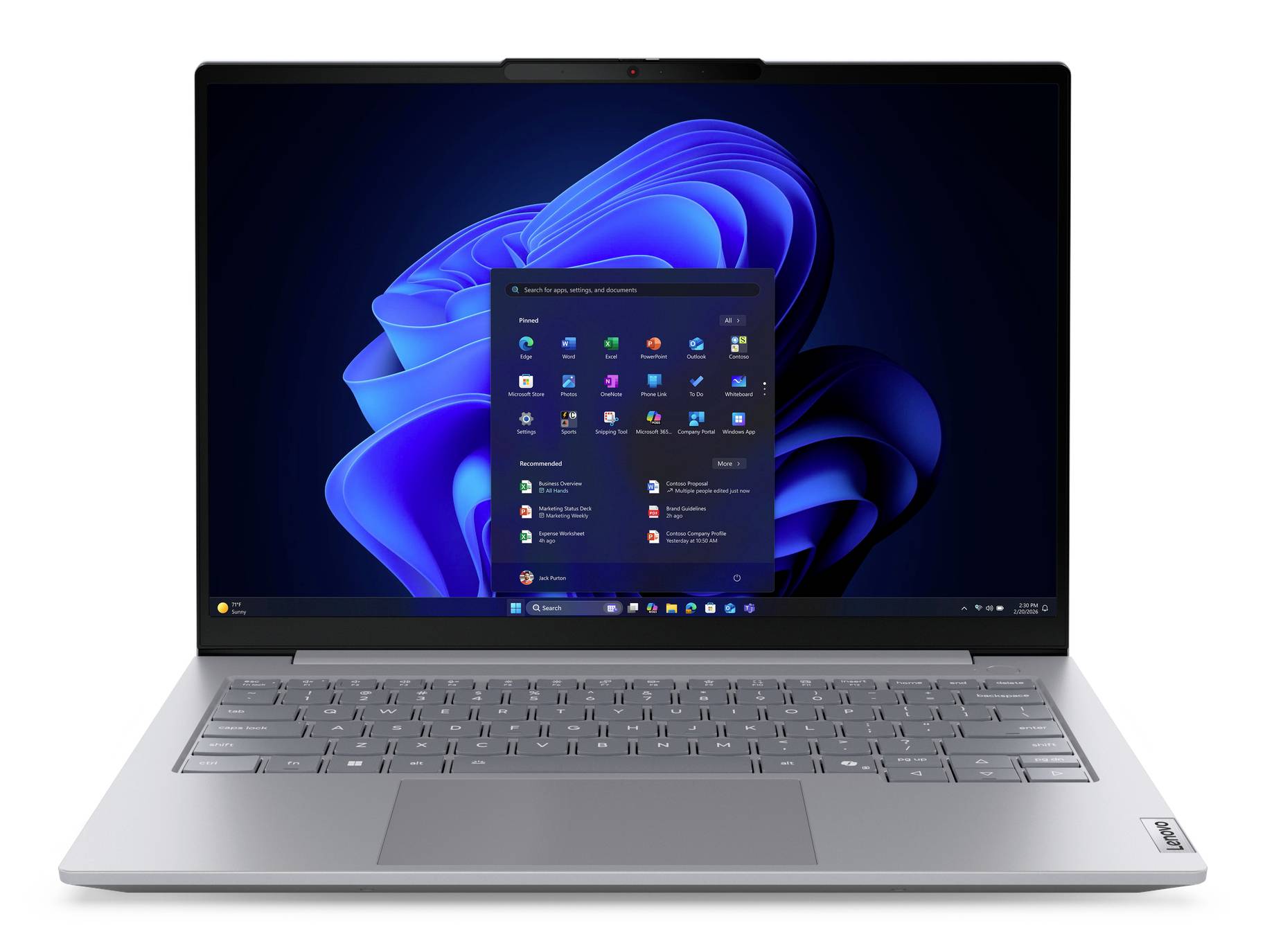 Ordinateur portable argenté affichant le bureau Windows 11 avec le menu Démarrer ouvert à l'écran.