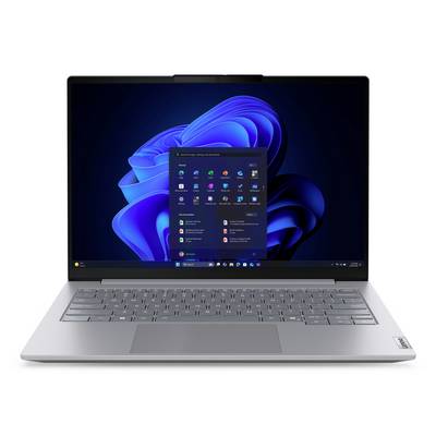 Ordinateur portable argenté affichant le bureau Windows 11 avec le menu Démarrer ouvert à l'écran.