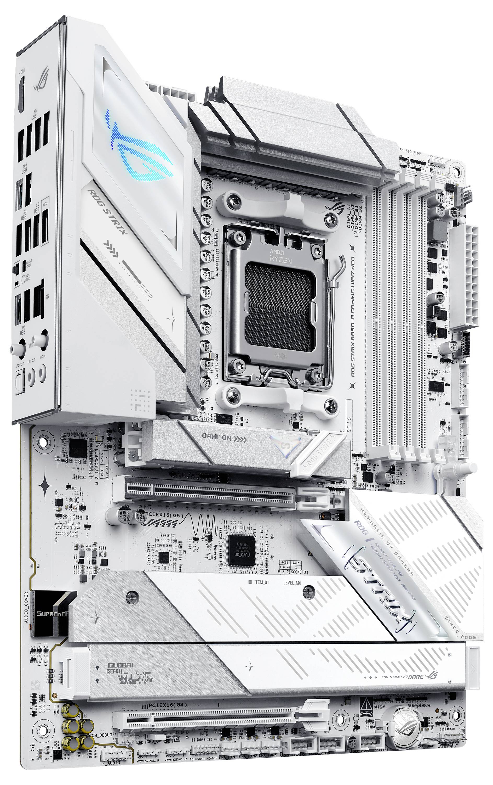 Une carte mère d'ordinateur blanche présentant divers ports, des emplacements pour la RAM et un socle CPU central, avec un logo luminescent.