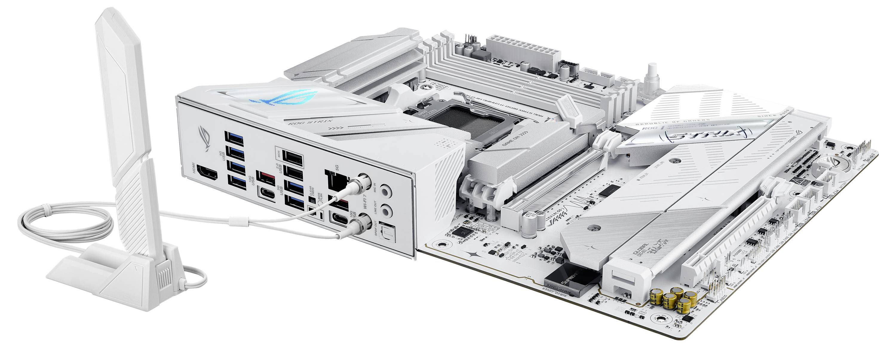 Carte mère d'ordinateur blanche avec plusieurs ports et antenne externe connectée. Adaptée pour l'informatique haute performance et les jeux vidéo.
