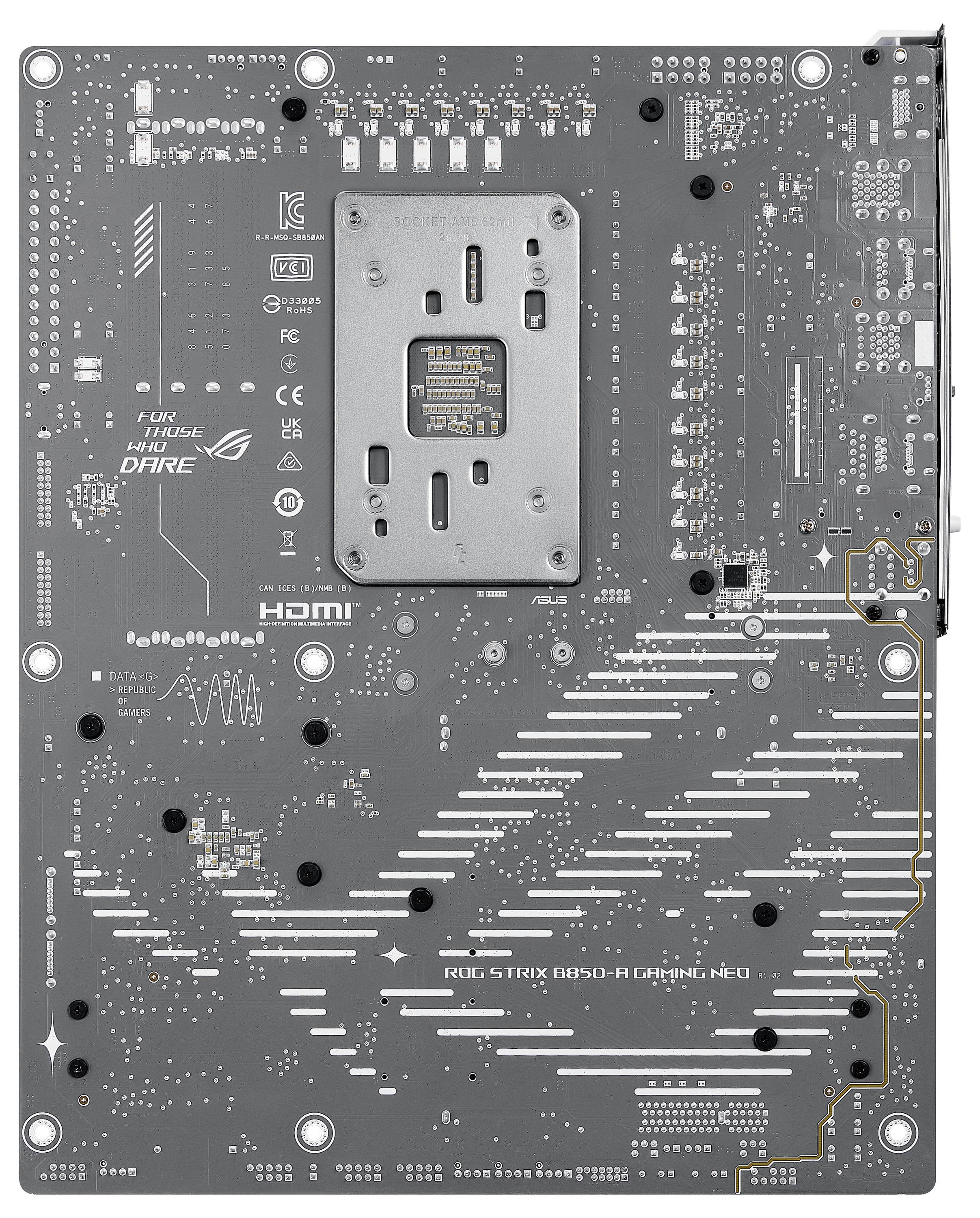 L'image affiche le verso d'une carte mère ASUS ROG STRIX B450-F GAMING II. Le revêtement métallique arrière et les chemins de circuits sont visibles.