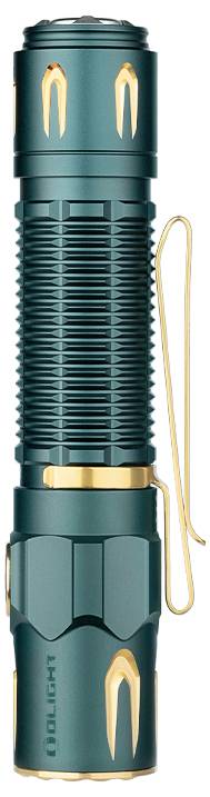 Une lampe de poche turquoise et or avec une poignée texturée et un clip de poche se dresse verticalement sur un fond blanc.