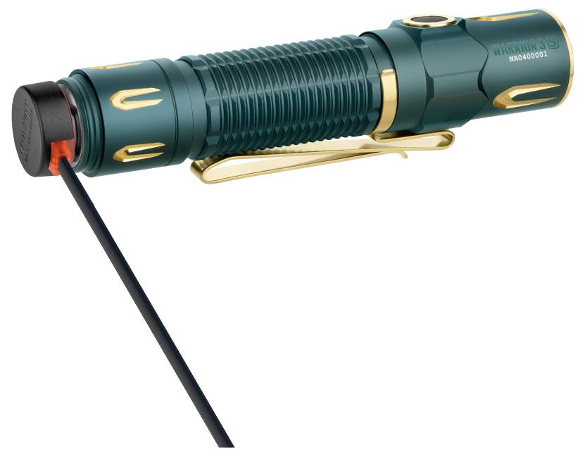 Une lampe tactique vert et or avec un clip latéral est connectée à un câble de charge, indiquant qu'elle est en cours de recharge.