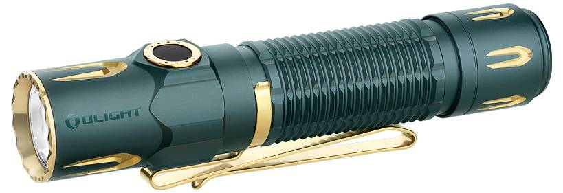 Une lampe de poche verte et dorée avec une poignée texturée, un design épuré et une pince de ceinture, portant la marque « Olight » sur le côté.