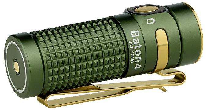 Une petite lampe de poche verte texturée avec un clip doré et un bouton doré. Le mot « Baton4 » est imprimé sur le côté.