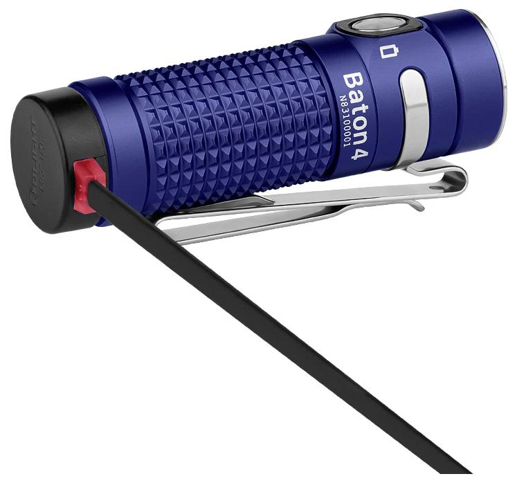 Une lampe de poche bleue avec poignée texturée, étiquetée « Baton 4 ». Elle dispose d'un clip attaché et d'un câble de charge noir connecté à l'arrière.
