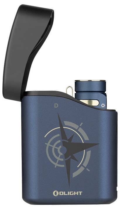 Un étui bleu avec un couvercle noir contenant une petite lampe de poche. L'étui présente un design de boussole et le nom de marque « OLIGHT ».