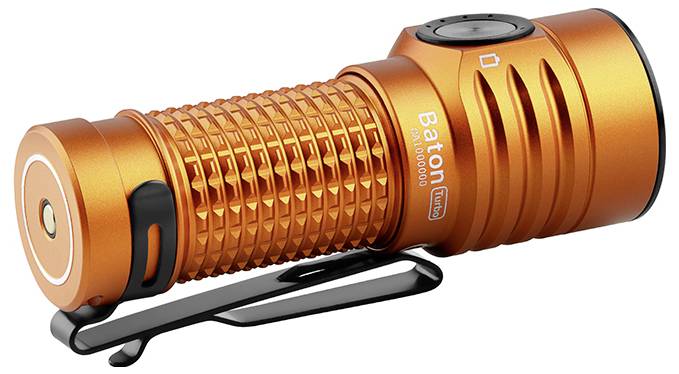 Lampe de poche compacte orange avec poignée texturée, clip et étiquetée « Baton ».