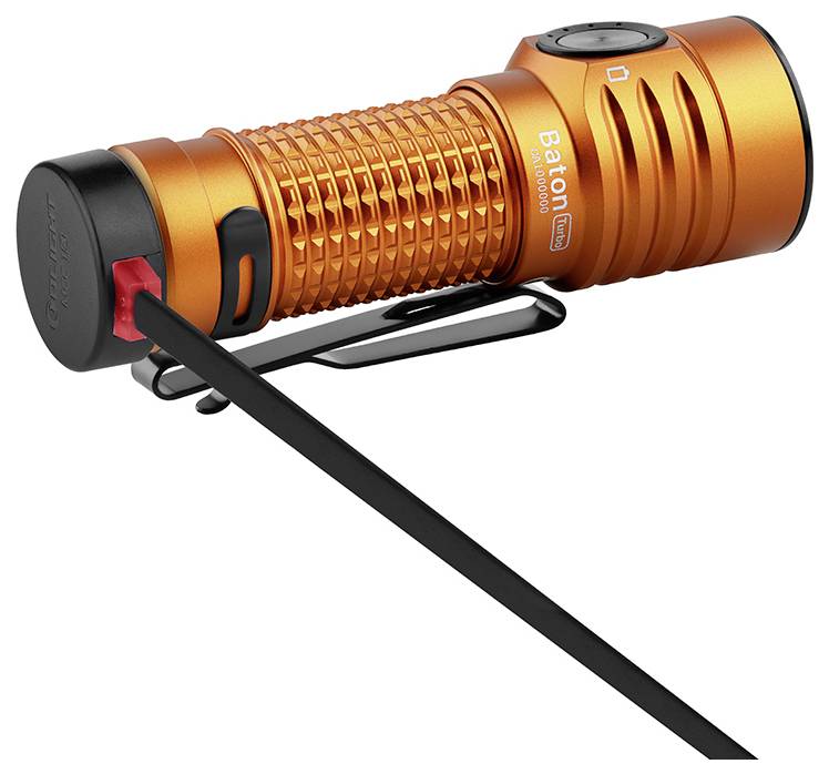 Une lampe de poche orange compacte avec une poignée texturée, un bouton latéral et une pince, connectée à un câble de recharge noir.