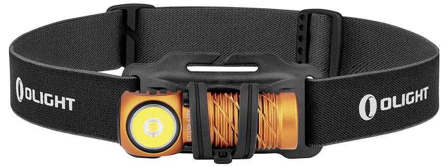 Une lampe frontale compacte orange et noir fixée à une sangle noire ajustable avec la marque « Olight », conçue pour l'éclairage sans les mains.
