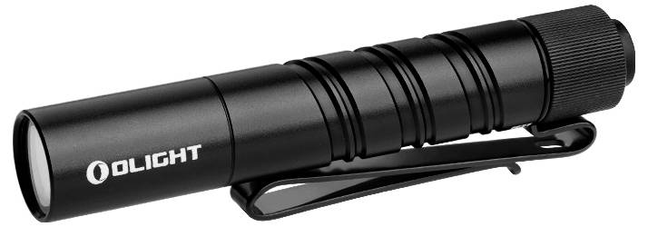 Une lampe de poche Olight noire avec clip, conçue pour la portabilité et l'utilisation quotidienne.