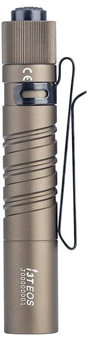 Une lampe de poche en bronze avec une poignée texturée et un clip noir. La lampe de poche est en position verticale.