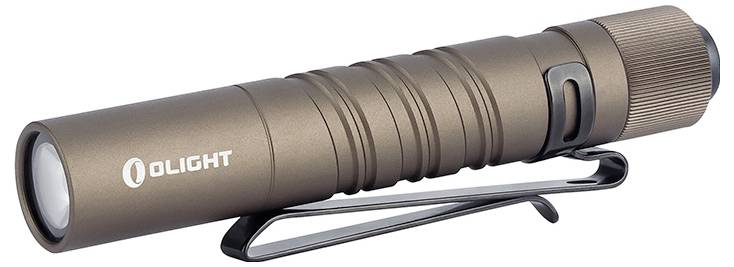 Lampe de poche marron avec poignée cannelée et pince de poche, présentant le logo « Olight », lentille illuminée orientée vers la gauche.