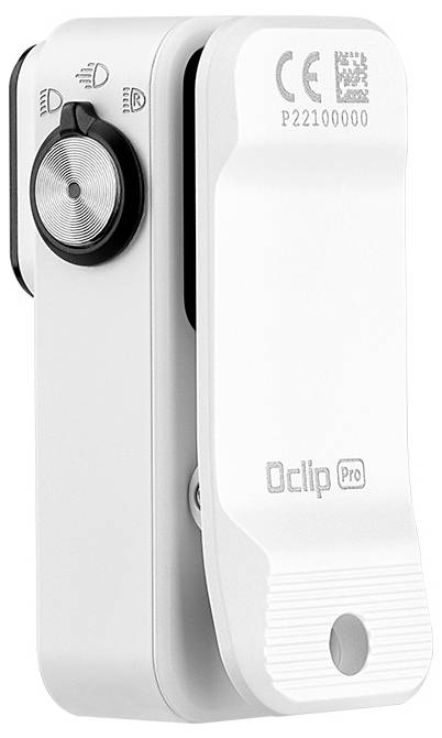 Petite caméra compacte blanche avec clip d'attache et bouton de commande noir, étiquetée 'Oclip Pro', affichant un code QR et un marquage CE sur le côté.