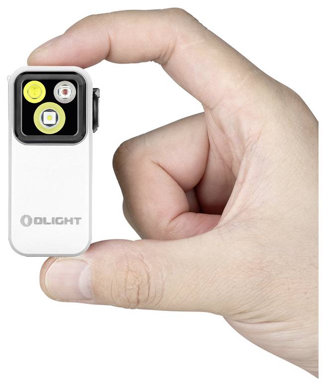 Une main tient une petite lampe de poche Olight rectangulaire avec trois ouvertures de lentille sur un panneau noir, mettant en évidence sa taille compacte.
