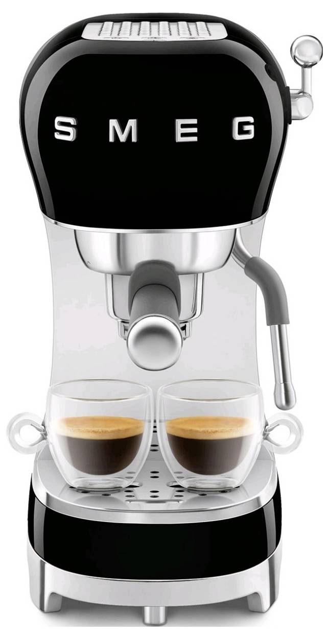 Machine à espresso SMEG noire avec deux petites tasses d'espresso en dessous. L'appareil a un design rétro et une buse vapeur.