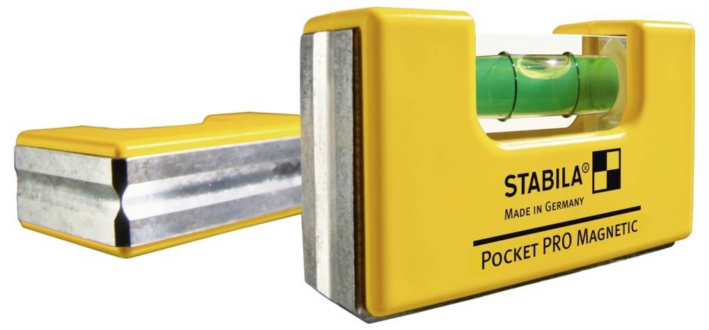 Un niveau à bulle de poche de couleur jaune, de format portatif, magnétique, avec un flacon de bulle vert, étiqueté « Stabila Pocket PRO Magnetic ».