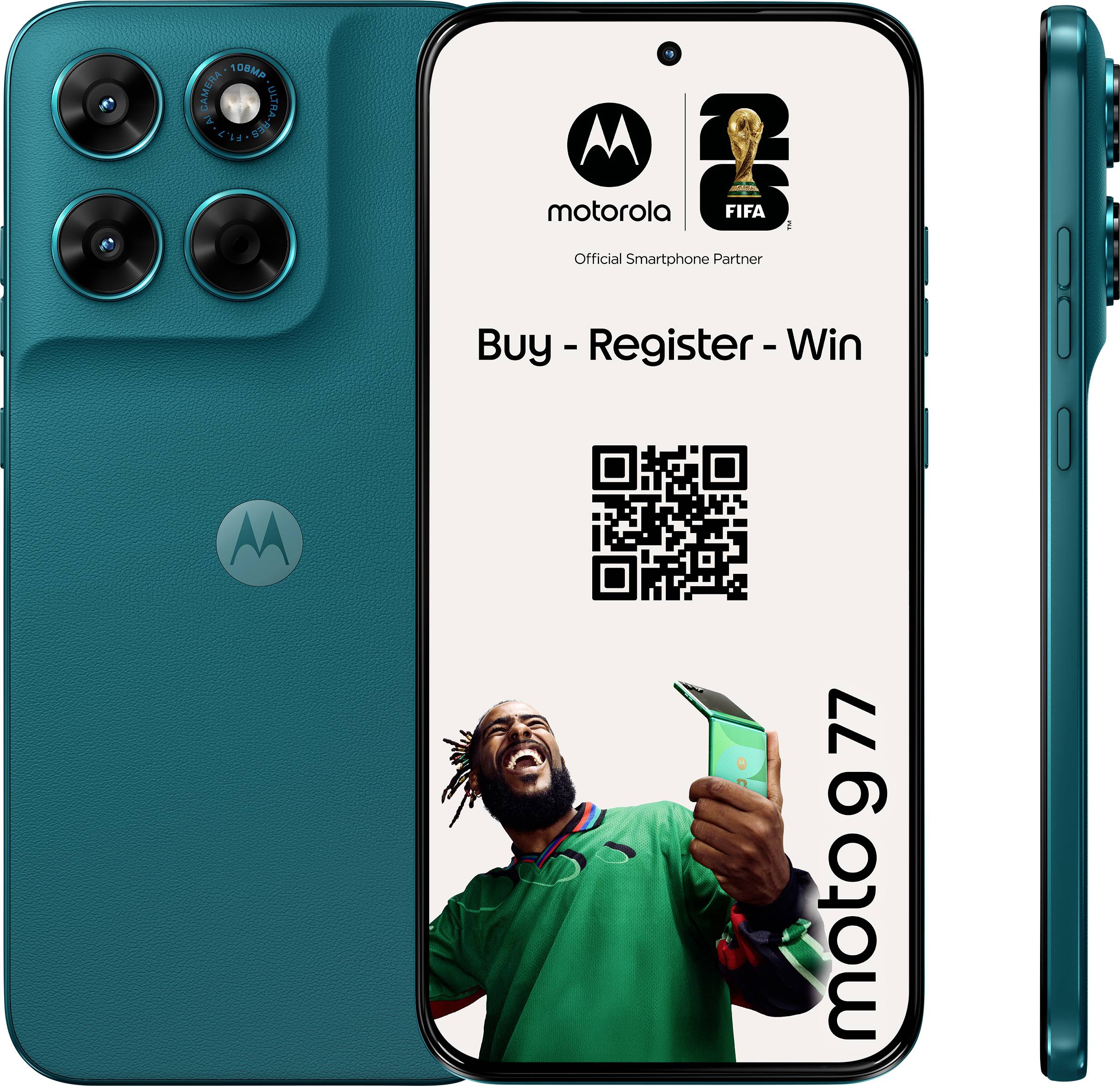 Téléphone Motorola Moto G77 turquoise avec triple caméras arrière. L'écran affiche un partenariat FIFA, un code QR et le texte « Acheter - Enregistrer - Gagner ».