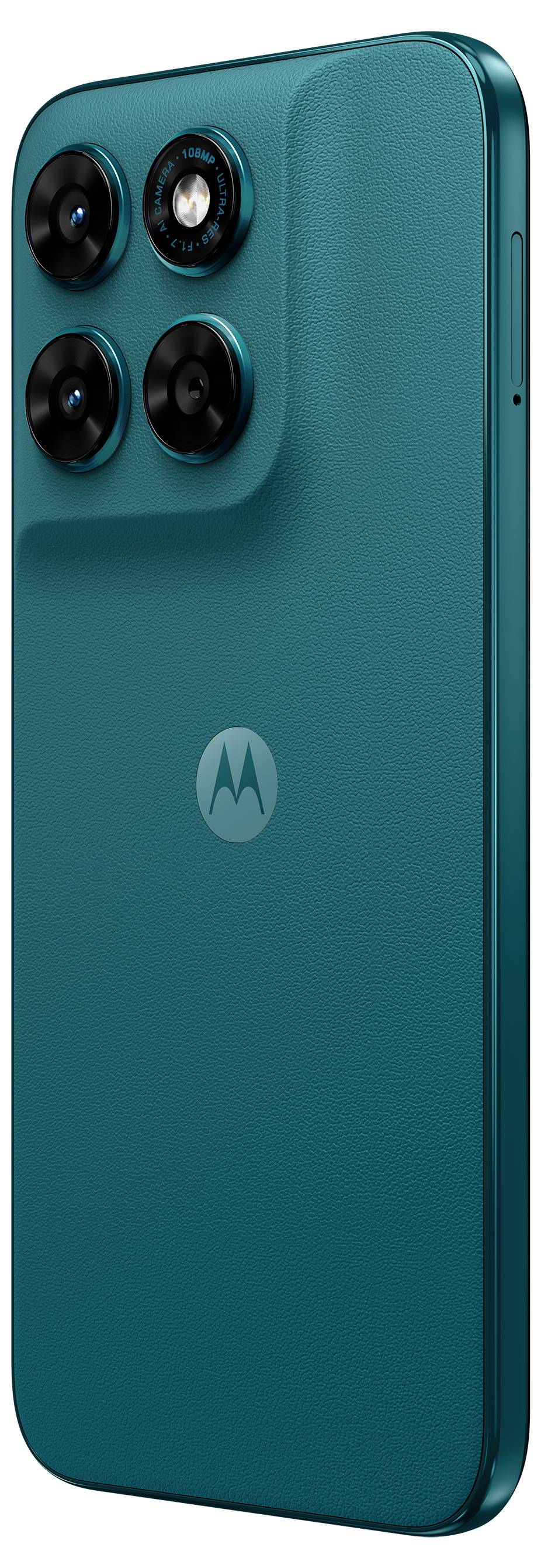 Smartphone turquoise avec un grand module caméra présentant trois objectifs et un flash à l'arrière. Le logo Motorola est centré en dessous.