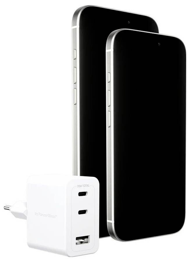 Deux smartphones noirs sans marque visible, disposés verticalement ; devant, un adaptateur de charge blanc avec deux ports USB et un port USB-C.