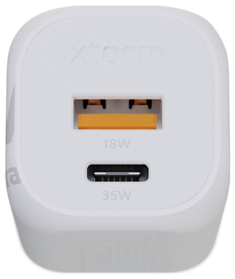 Un chargeur mural blanc avec deux ports : un USB-A orange étiqueté « 18W » et un USB-C noir étiqueté « 35W ».