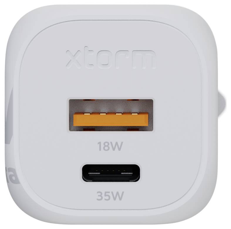 Un appareil Xtorm blanc avec deux ports : un USB-A orange étiqueté « 18W » et un USB-C noir étiqueté « 35W », pour charger les appareils électroniques.