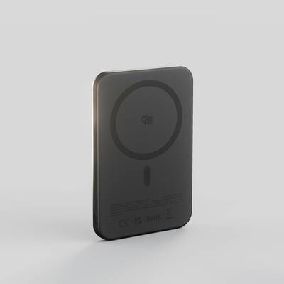 Coussin de charge sans fil rectangulaire noir présenté en vue trois-quarts, avec une zone de charge circulaire centrée sur l'avant et de petites marques de certification près du bas.