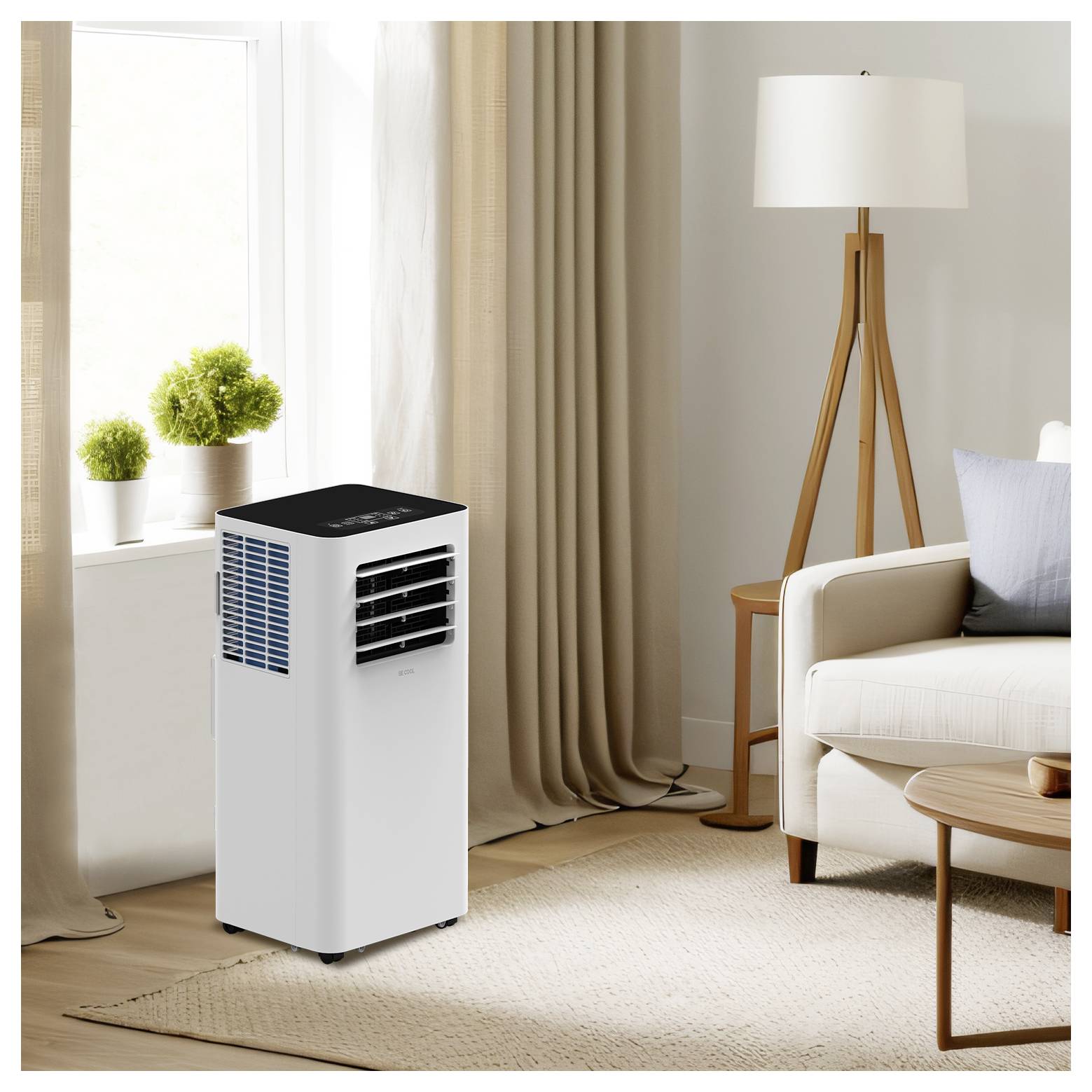Un climatiseur portable se tient à côté d'une fenêtre dans un salon accueillant, présentant un fauteuil beige, un rideau et une petite plante sur le rebord de la fenêtre.
