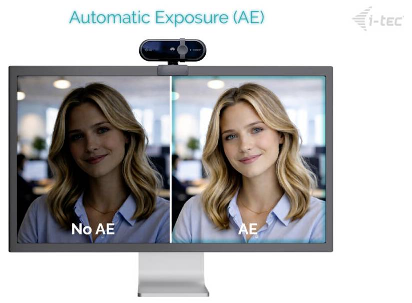 Un moniteur d'ordinateur affiche une comparaison côte à côte d'images « Sans AE » et « AE » d'une femme, mettant en évidence les ajustements automatiques d'exposition.