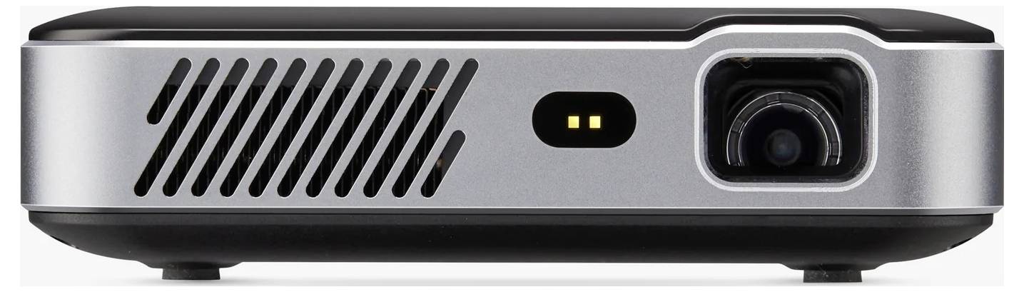 Un moniteur de jeu au design épuré et incliné, affichant un écran rouge présentant un personnage. Le moniteur est positionné pour une vue de profil.