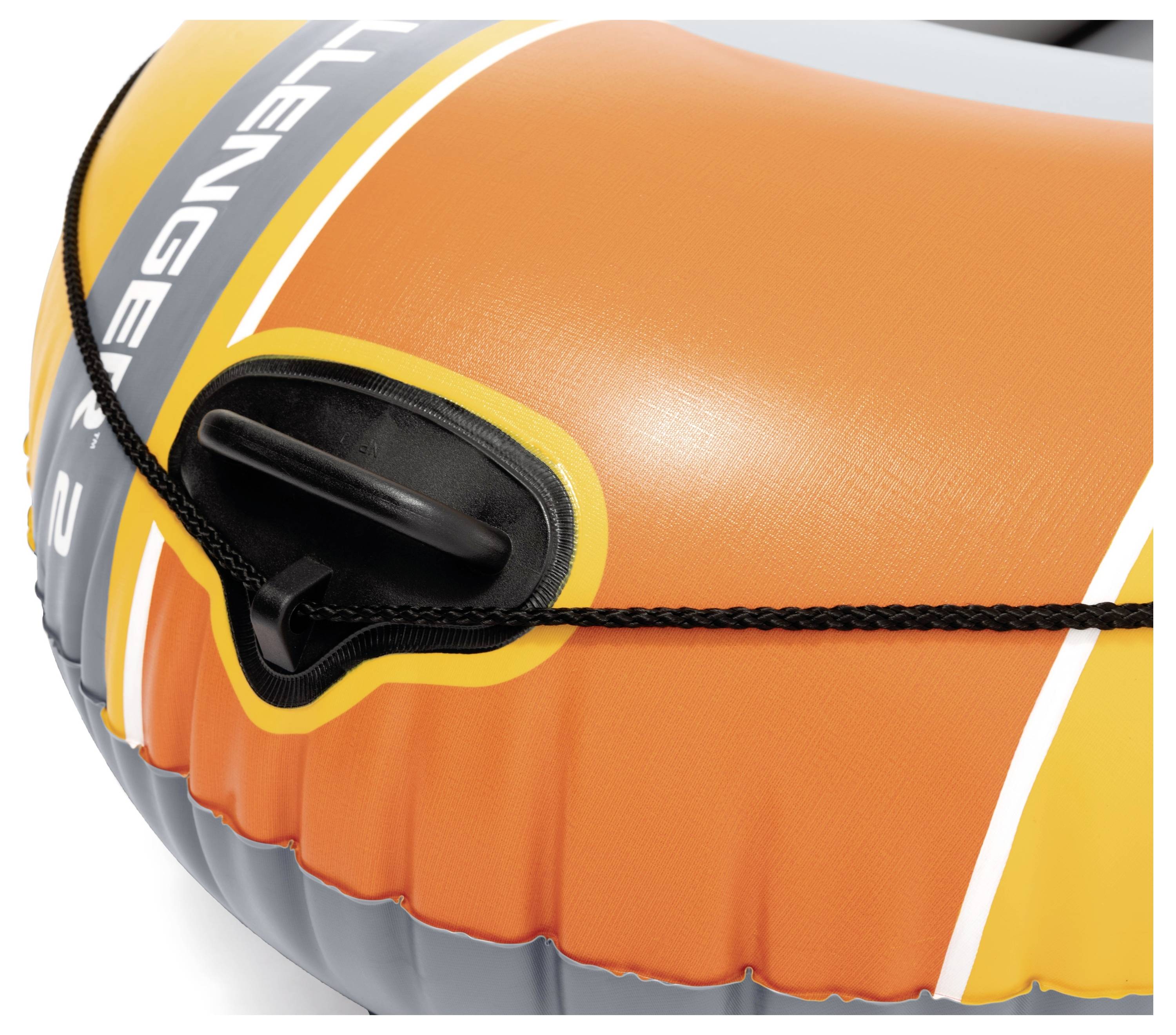 Un tube gonflable orange avec une corde noire attachée à la poignée.