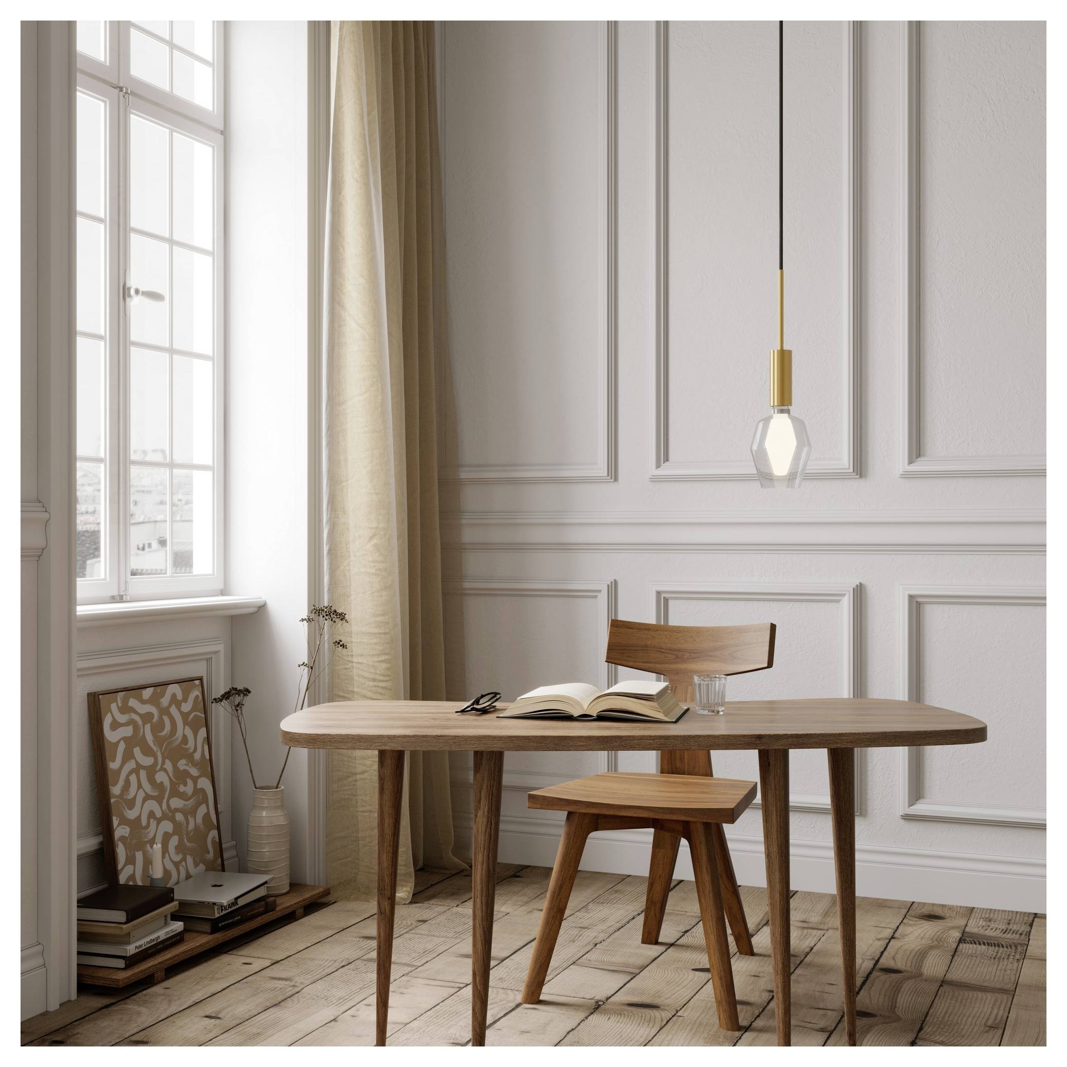 Une pièce minimaliste avec une table en bois et une chaise, un livre ouvert et un stylo sur la table, une lampe suspendue au-dessus, et de grandes fenêtres avec des rideaux beige.