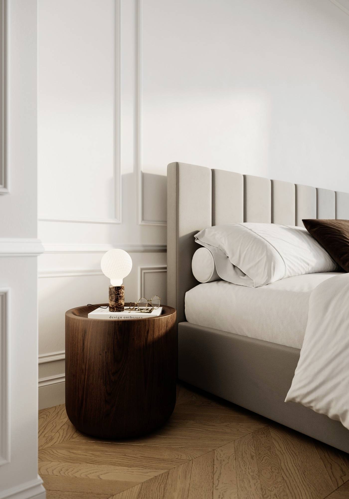 Une chambre à coucher moderne avec un lit rembourré beige, de la literie blanche et une table de nuit en bois avec une lampe à ampoule ronde dessus.