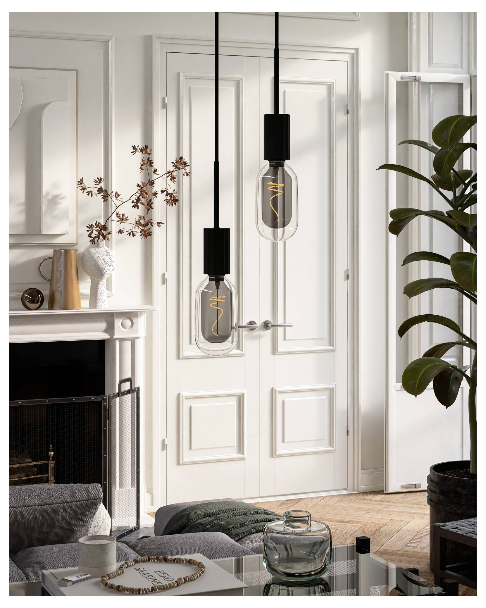 Un salon confortable avec une cheminée, des lumières décoratives et une plante. La lumière du soleil filtre à travers les portes ouvertes, créant une atmosphère chaleureuse.