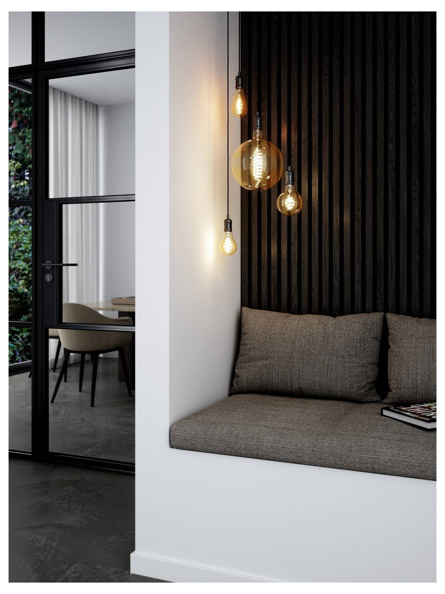 Un coin moderne et douillet avec un banc rembourré contre un mur en bois foncé, orné d'ampoules Edison suspendues, près d'une porte vitrée et d'un espace repas.