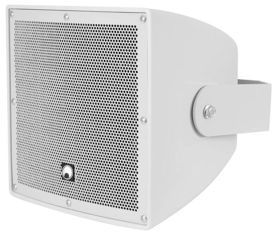 Un haut-parleur blanc de forme rectangulaire avec un panneau frontal en métal perforé, monté sur un support ajustable pour une sortie sonore directionnelle.
