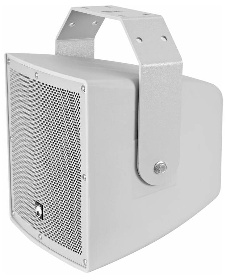 Un haut-parleur blanc et rectangulaire avec une grille métallique perforée sur la façade, monté sur un support métallique robuste.