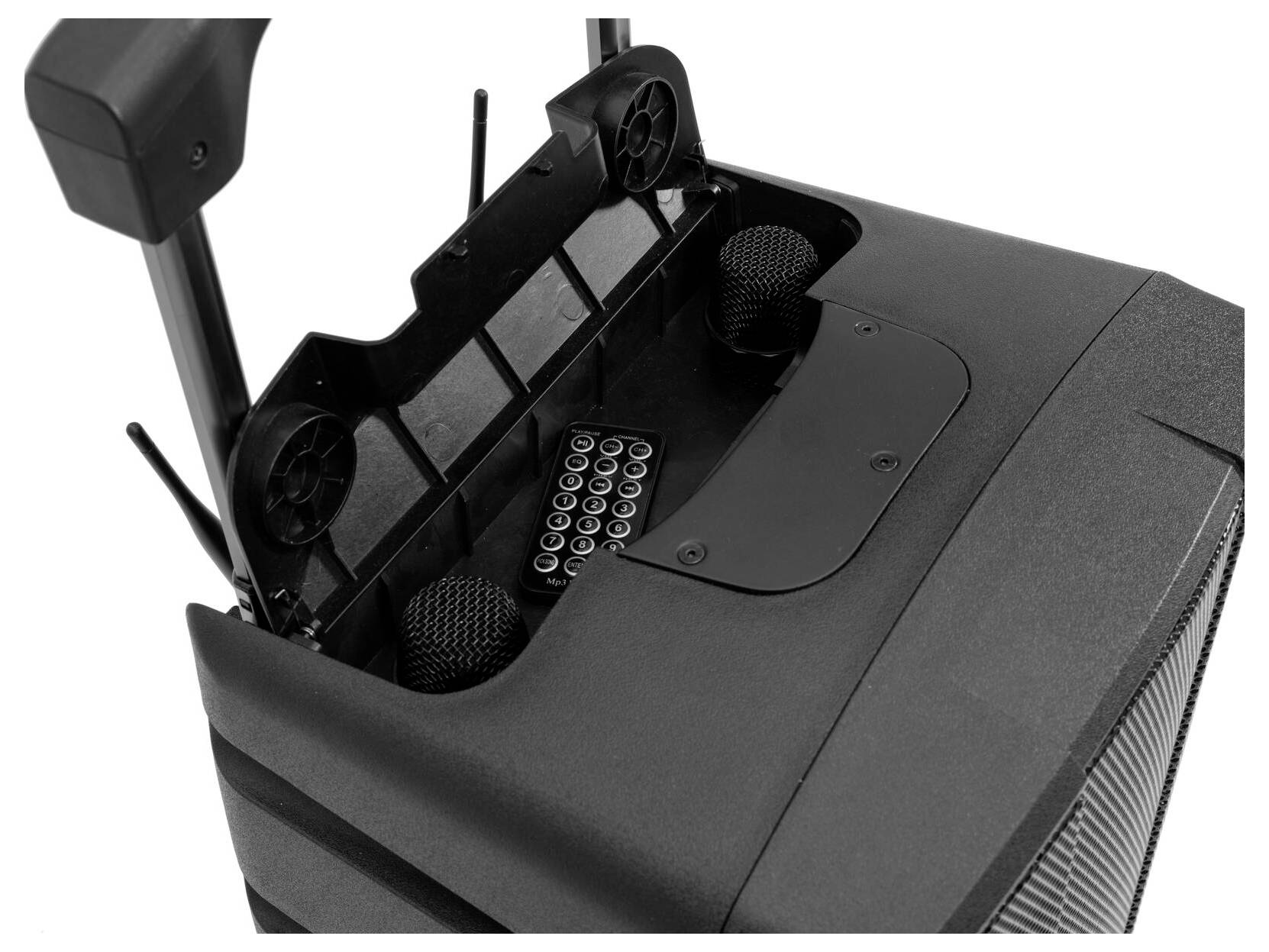 Un haut-parleur portable avec une grille amovible couvrant ses composants, incluant des haut-parleurs circulaires et un panneau de contrôle avec des boutons.